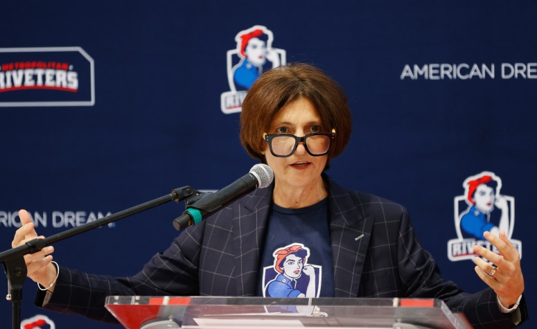 Digit Murphy speaking at a Metropolitan Riveters event